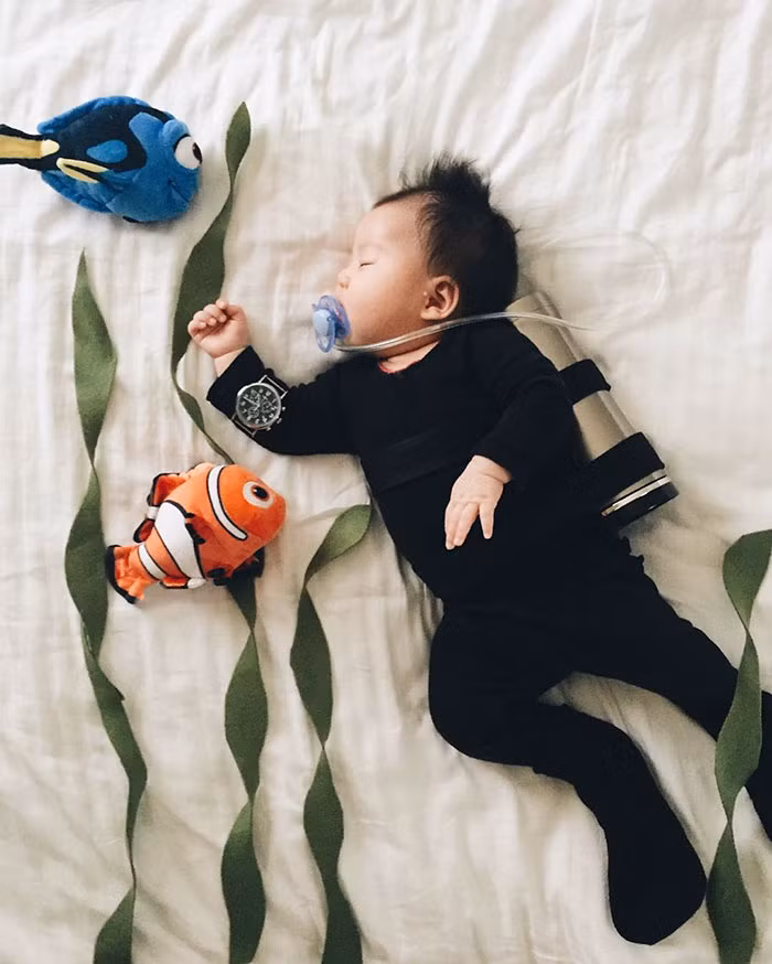 Laura Izumikawa Choi xứng đáng được phong danh hiệu bà mẹ can đảm nhất quả đất khi mặc cho bé Joey Marie đủ thứ đồ hóa trang trong khi bé ngủ. 