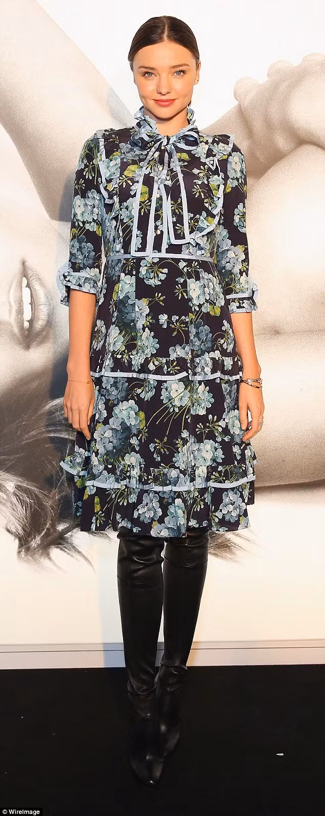 Miranda Kerr. Cô nàng thiên thần Victoria Secret tiết lộ, cô rất thích ăn cá hồi, cà rốt, cà chua. Món ăn vặt cô chọn để giữ dáng là quả oliu xanh.