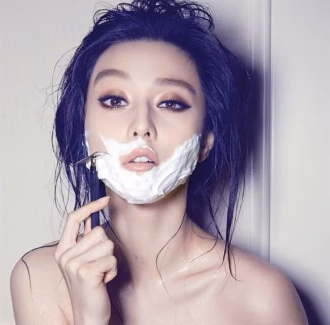 Căn bệnh này sẽ làm ức chế các hóc môn nữ giới, tăng cường nội tiết tố nam dẫn đến hiện tượng mọc râu ở nữ giới. Ngoài ra, có thể là biểu hiện của rối loạn tuyến giáp, nghiêm trọng hơn là ung thư buồng trứng.