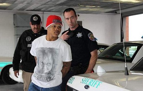 Anh Orentheal Childs, 19 tuổi ở Anh cũng đã bị những thành viên trong băng nhóm đường phố Young Mob của mình bắn 15 phát đạn vì anh muốn rời khỏi nhóm. Tuy nhiên anh vẫn sống sót kỳ diệu khi được đưa vào bệnh viện