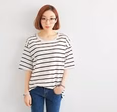 Kẻ sọc ngang. Những cô nàng cá tính năng động đừng bao giờ bỏ qua chiếc áo này. Qua những bộ phim, kẻ sọc đang được lăng xê hết cỡ. Bạn vẫn có thể tận dụng chiếc áo kẻ sọc ngang mùa hè kết hợp quần bò. Phong cách bụi bặm này chưa bao giờ lỗi mốt nhé.