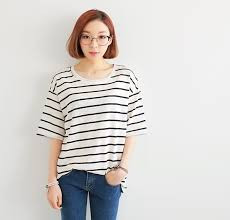 Kẻ sọc ngang. Những cô nàng cá tính năng động đừng bao giờ bỏ qua chiếc áo này. Qua những bộ phim, kẻ sọc đang được lăng xê hết cỡ. Bạn vẫn có thể tận dụng chiếc áo kẻ sọc ngang mùa hè kết hợp quần bò. Phong cách bụi bặm này chưa bao giờ lỗi mốt nhé.