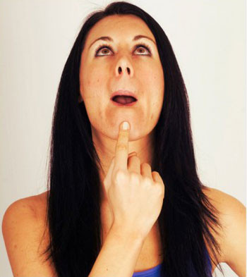 Trợn mắt co mồm. Uốn miệng chặt vào chân răng tạo thành hình chứ O rồi cố gắng cười tươi hết mức. Đặt ngón tay trỏ vào cằm, sau đó di tay theo hướng lên và xuống thật nhẹ nhàng. Thư giãn cơ mặt và lặp lại động tác khoảng 6 lần/ngày.