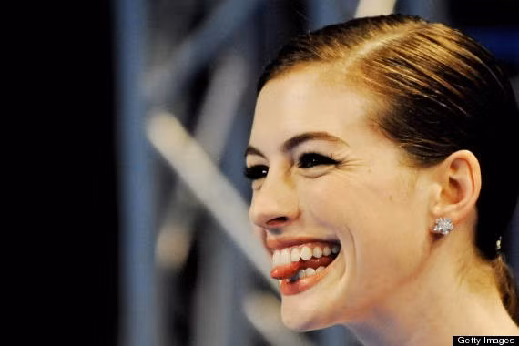 Bạn hạ thấp vai, đẩy sát cằm vào phía cổ và thè lưỡi ra xa nhất có thể. Cũng như 2 bài tập trên, cố gắng giữ tư thế này trong vài giây. Ngày làm 80-10 lần để có hiệu quả tốt nhất.