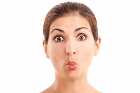 Hóp má, chu môi. Bạn hãy chu môi hít thật sâu cùng lúc rồi dùng 2 ngón tay vuốt nhẹ những nếp gấp 2 bên má. Hoạt động này sẽ giúp các mạch máu trên má lưu thông tốt hơn. Làm động tác 15-20 lần mỗi ngày.