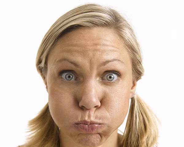 Phồng má. Bạn mở rộng miệng hết cỡ để không khí được lọt vào khoang miệng sau đó ngậm miệng lại. Tiếp đến thở ra nhẹ nhàng bằng đường mũi. Động tác này sẽ làm cho các mạch máu toàn cơ mặt được lưu thông. Làm mỗi ngày 8-10 lần.