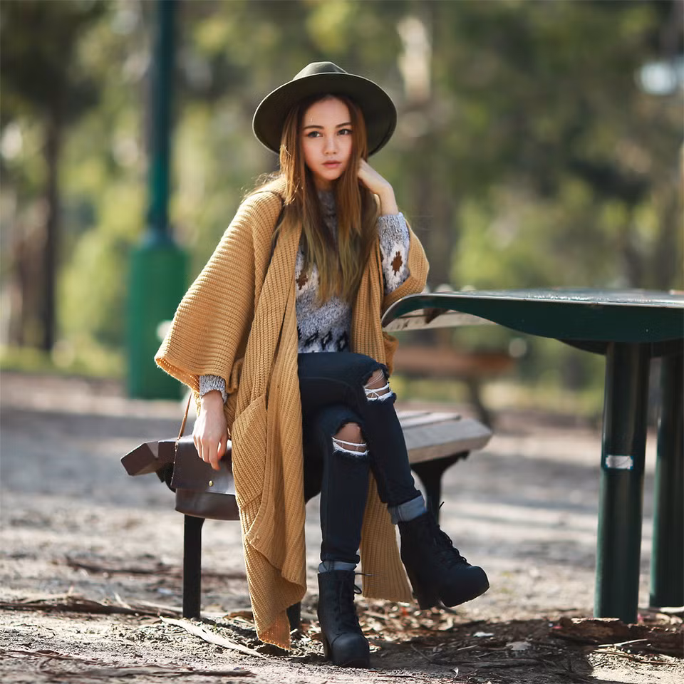 Thời tiết đang chuyển mình vào mùa thu mát dịu và các nàng lại rậm rịch sắm sửa cho mình những bộ cánh mới. Dưới đây là một số gợi ý về trang phục đầu thu cho các cô nàng sành điệu.