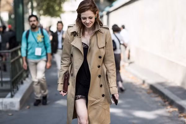 Áo trench coat. Chiếc áo dài này được thiết kế với chất liệu nhẹ sẽ giữ ấm đủ khi có những cơn gió thu bay nhè nhẹ. Uu điểm của chiếc áo này là sẽ làm cho bạn cao hơn một chút. Áo trench coat cũng rất dễ kết hợp bên trong, có thể là một chân váy ngắn, quần denim hay skinny.