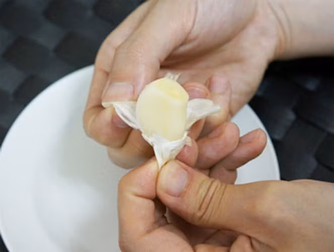 Đói bụng. Ăn tỏi lúc đang đói hoặc chỉ ăn tỏi mà không ăn kèm các loại thực phẩm khác thì rất dễ dẫn đến loét dạ dày. Bởi chất allicin (một thành phần của tỏi) dễ khiến cho tính kháng sinh trong tỏi phát tác, dẫn đến nóng trong dạ dày.