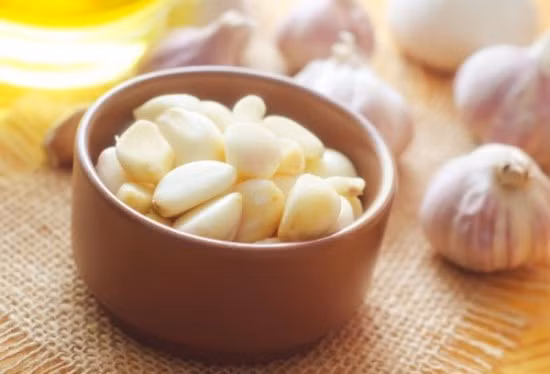 Tiêu chảy. Khi bị tiêu chảy, vi khuẩn xâm nhập vào đường ruột. Do đó, không nên ăn tỏi sống vì dễ làm tổn thương niêm mạc đường ruột, xung huyết, quá trình tiêu hóa và phân giải các chất tắc nghẽn, bạn càng đau bụng và đi tiêu nhiều hơn.