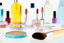 Nước hoa hồng. Đặc biệt trong mùa hè, điều này là vô cùng quan trọng. Nhiệt độ mát sẽ có tác dụng làm dịu, cái lạnh sẽ đánh thức các lỗ chân lông, thắt chặt chúng hơn.