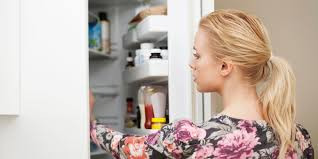 Kem dưỡng ẩm. Cái tên dưỡng ẩm đã bộc lộ rõ vì sao ta nên đặt chúng vào tủ lạnh. Tủ lạnh sẽ là nơi giữ ẩm tuyệt vời nhất cho loại kem này.