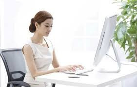 Đau lưng. Ngồi quá lâu trước màn hình máy tính gây ra đau nhức nghiêm trọng vùng lưng, đặc biệt là vùng dưới thắt lưng. Theo thời gian, thói quen này có thể làm hỏng cấu trúc cột sống khiến bệnh trở thành mãn tính.