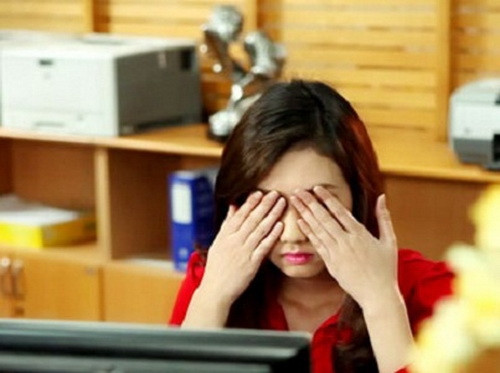 Vấn đề về mắt. Ánh sáng không ổn định hoặc ánh sáng chói có thể làm căng mắt và gây khô mắt. Hội chứng thị lực máy tính là một vấn đề khác người ngồi máy tính thường hay mắc.