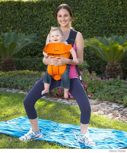 Bài tập Squats. Bài tập này giúp mỡ béo ở các vùng trên cơ thể giảm rõ rệt. Bạn hãy địu con trước ngực, chân giang rộng bằng vai và giơ 2 tay song song trước mặt và từ từ ngồi xuống. Sau đó lại đứng lên và thực hiện động tác lại từ đầu. Làm 5-8 lần, không ngồi quá thấp hoặc quá nhanh làm cho bé mất thăng bằng.