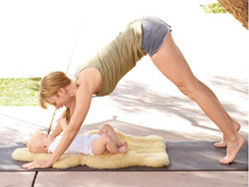 Bài tập plank. Mẹ quỳ gối và hai tay áp xuống thảm tập, duỗi chân ra sau tạo tư thế plank (gần như tư thế chống đẩy khi đẩy người lên). Hãy nhớ duỗi dài cơ thể sao cho tạo thành đường thẳng, không nâng hông quá cao. Đồng thời nhấn chặt tay xuống thảm tập, tiếp đó nhấn mạnh trở lại bằng gót chân.