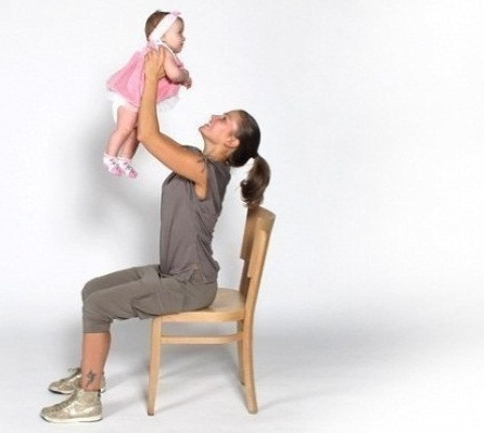 Tập với ghế. Ngồi trên ghế với tư thế chân vuông góc 90 độ, sau đó đặt bé đứng lên đầu gối từ từ nâng bé lên cao sau đó hạ xuống, lưu ý ngồi thẳng lưng, lặp đi lặp lại như hình đến khi nào bạn thấy mỏi tay.