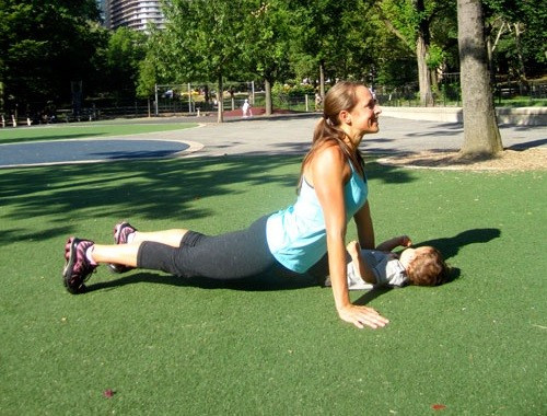 Hôn con. Đặt em bé trên mặt đất và nằm úp bụng sao cho giữ hông trên mặt đất, đối mặt với bạn. Sau đó bạn cúi xuống hôn bé và quay về vị trí cũ. Lặp lại động tác nhiều lần.