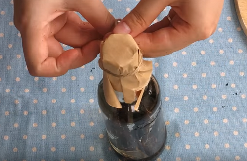 Dùng giấy cứng bọc kín nắp rồi buộc chặt như thế này.