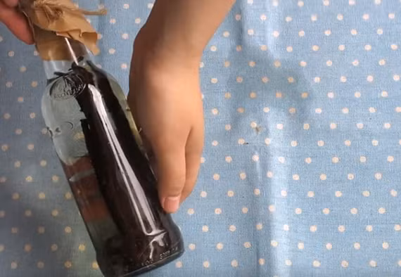  Bước 3: Trữ chai ở nơi thoáng mát và tối. Trong vòng một tuần đầu, bạn nhớ mỗi ngày lắc đều chai để hạt và vỏ vanilla không bị lắng xuống đáy bình. Về sau bạn chỉ cần lắc từ 2 - 3 lần trong mỗi tuần. 