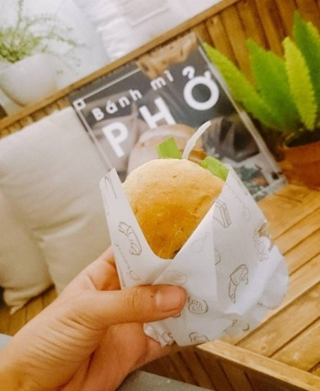 Bánh mì phở: Trông giống như một cái hamburger thông thường, tuy nhiên khác biệt lại nằm ngay từ lớp vỏ. Bánh mì phở với lớp vỏ thơm ngào ngạt, bột bánh mì được trộn với nhiều loại gia vị dùng để nêm nếm trong nước phở nên quy trình làm vỏ công phu và mất thời gian hơn những loại vỏ bánh khác.