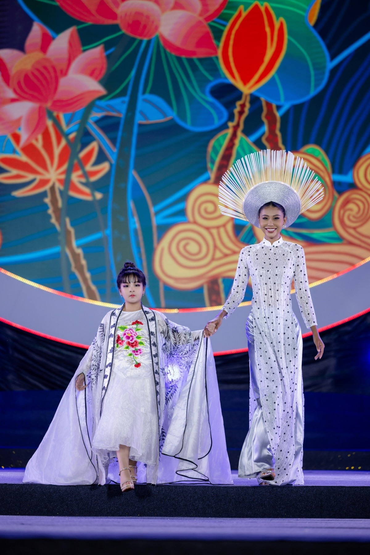 View - Mãn nhãn BST áo dài vẽ tay Cổ Linh của NTK Châu Loan | Báo Tri thức và Cuộc sống - TIN TỨC PHỔ BIẾN KIẾN THỨC 24H