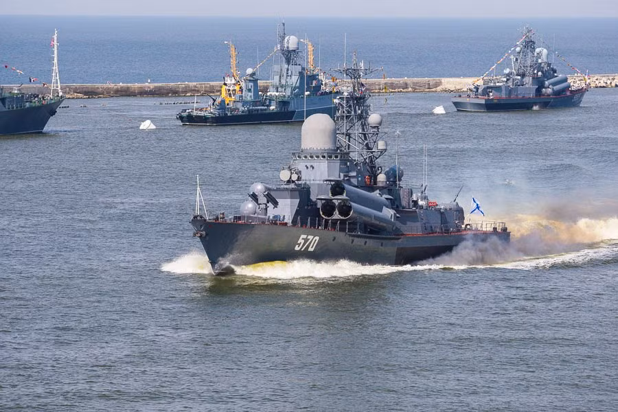 Hiện nay ở châu Á có tới hàng chục kiểu loại tàu tấn công nhanh, tuy nhiên tựu chung lại thì các tàu đều mang các đặc điểm hệt nhau: lượng giãn nước dưới 700 tấn; tốc độ cao; trang bị nhiều tên lửa chống hạm; hỏa lực phòng không yếu. Các tàu này thiên về chiến thuật “bất đối xứng” – tấn công theo kiểu “bầy sói” rồi rút nhanh. Với cách đánh này, một lực lượng hải quân nhỏ bé hoàn toàn có thể gây thiệt hại lớn tới các cường quốc hải quân trên biển.