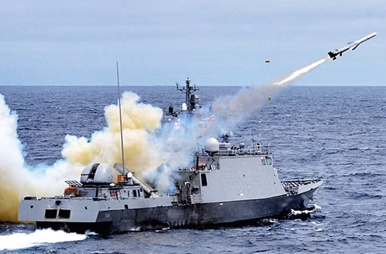 Lớp Gumdoksuri có lượng giãn nước 570 tấn, dài 63m, tốc độ tối đa 44 hải lý/h. Về hỏa lực, con tàu được trang bị 4 tên lửa chống hạm SSM-700K Hae Sung bắn xa 140km, một pháo hạm 76mm hoặc pháo phòng không 40mm. Vỏ tàu được bọc thép có thể chống đạn AK-47 bắn ở cự ly 10m.Nguồn ảnh: Wikipedia