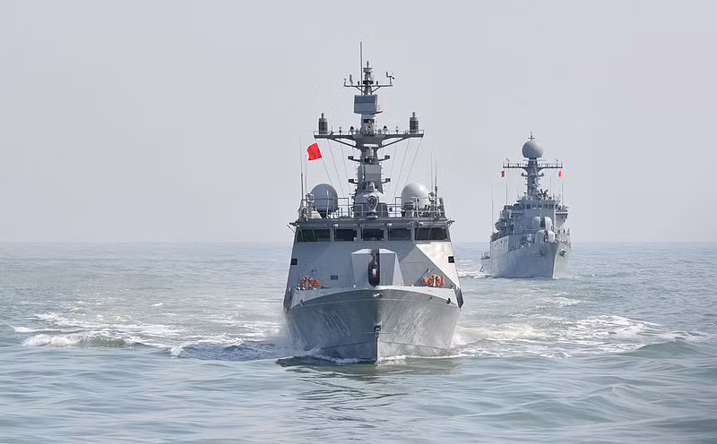 Trong khi một số quốc gia chọn mua và chế tạo theo giấy phép thì nhiều quốc gia châu Á đủ tiềm lực tự nghiên cứu chế tạo. Nổi bật lên trong các thế hệ tàu tấn công nhanh FAC tự thiết kế ở châu Á là lớp Gumdoksuri hay còn gọi là Chamsuri-211 của Hàn Quốc. Được khởi đóng từ năm 2008, tới nay đã có 18 tàu loại này được Hàn Quốc biên chế. Chúng được chế tạo với mục đích đối phó với các tàu tấn công nhanh của Triều Tiên sau vụ một tàu lớp Chamsuri bị đánh chìm vào năm 2002. Nguồn ảnh: Wikipedia