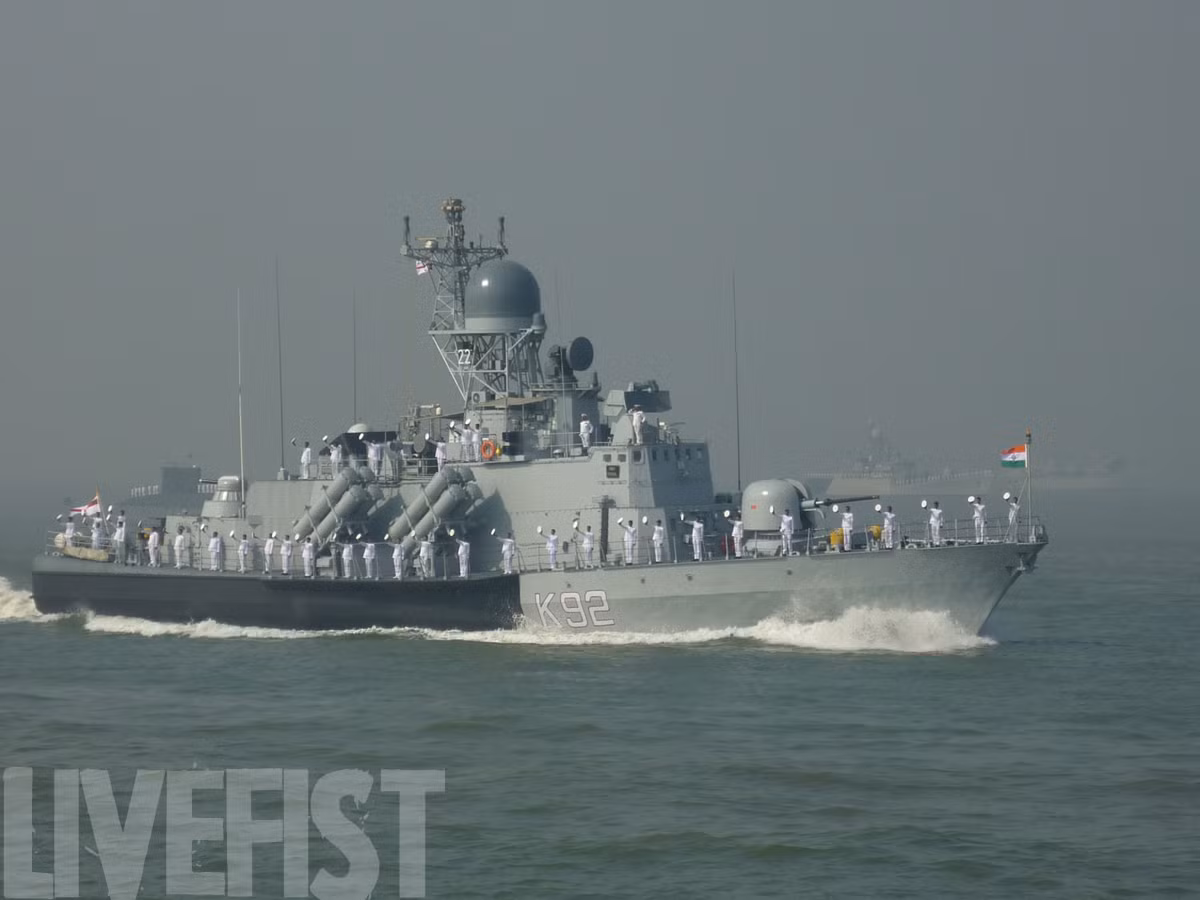 Lớp tàu Veer có lượng giãn nước 455 tấn, dài 56m, tốc độ tối đa 32 hải lý/h. Vũ khí chủ lực gồm 4 tên lửa hành trình P-15 Termit hoặc 16 tên lửa hành trình Uran-E hoặc 4 tên lửa hành trình siêu thanh P-270 Moskit. Chỉ cần một phát bắn của các loại tên lửa này, một tàu chiến 4.000-5.000 tấn có thể mất khả năng tác chiến ngay lập tức. Ngoài ra, con tàu còn có pháo hạm 76,2m và AK-630. Nguồn ảnh: Bharat Rakshar