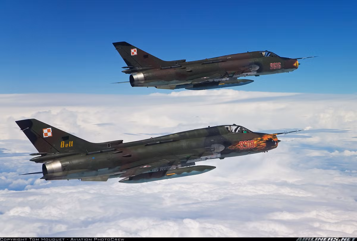 Và trận chiến gần đây nhất mà Su-22 tham gia là vào ngày 18/6, khi một máy bay tiêm kích hạm F/A-18E Super Hornet của Mỹ tấn công bằng tên lửa bắn rơi máy bay Su-22M4 của Không quân Syria. Rất may viên phi công nhảy dù và được cứu sống ít giờ sau đó. Nguồn ảnh: Airlines.net.