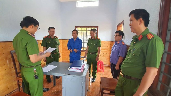 Bắt đối tượng đập kính xe ô tô trộm cắp 630 triệu đồng Bat doi tuong dap kinh xe o to trom cap 630 trieu dong