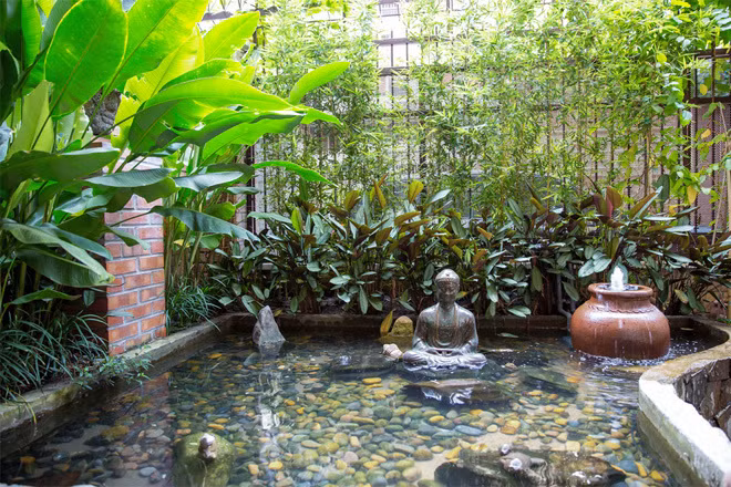 Trải qua những thăng trầm trong cuộc sống, Quang Dũng đã đưa những cảm nhận về cuộc đời vào không gian sống của mình. Anh lên ý tưởng và sửa sang lại căn nhà của mình tại TP HCM. Sân vườn nhỏ với hồ nước trước nhà mà anh rất yêu thích được tô điểm thêm tượng và cây cảnh.