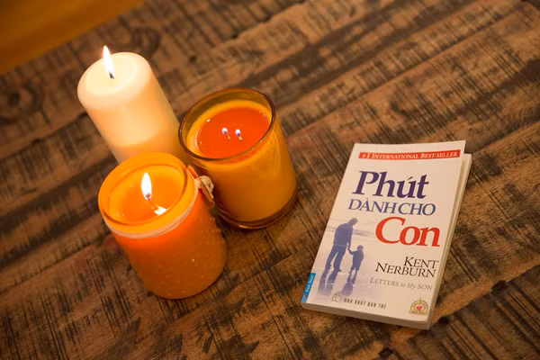 ... và những cốc nến ấm áp trên bàn.