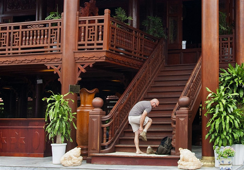 Nhà sàn có lan can bao quanh mặt trước và mặt sau, 15 bậc cầu thang lên xuống của 2 cửa chính. Điều này thể hiện sự tinh tế quan điểm về vũ trụ, âm dương ngũ hành và nhân – sinh – quan cao đẹp.