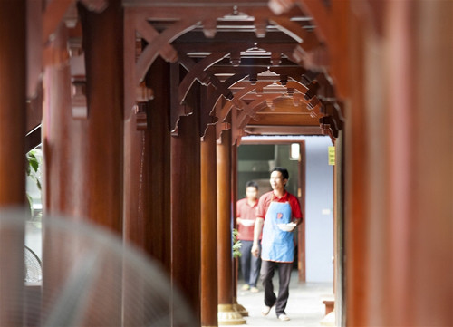 Dưới gầm sàn tầng 1 có bố trí thêm 14 bộ sập bằng gỗ Đinh Hương cao cấp nguyên khối, có chiều dài từ 3m đến 4m8.