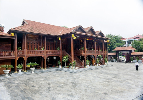 Trong đó có 16 cột cái có đường kính từ 60 – 80cm cao 11,9m và 48 cột quân bao quanh có đường kính từ 35-40cm, cao 8m.