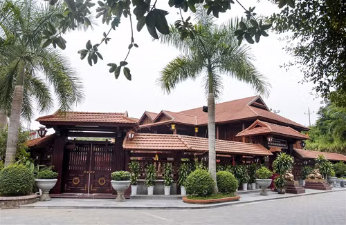 Nhà sàn gỗ lim còn là một công trình kiến trúc đậm đà bản sắc dân tộc Thái, tỉnh Điện Biên.