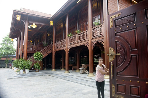 Theo lối kiến trúc của người dân tộc Thái, nhà sàn gỗ lim lớn nhất Việt Nam gồm 7 gian khách, 3 gian mái mỗi gian rộng 3,8m. 25 bức chạm trổ trang trí nhiều hoa văn tinh xảo trên bậu cửa sổ.