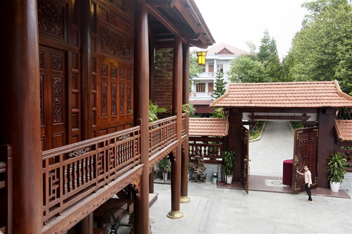 Đế cột được đúc bằng đồng nguyên chất với khối lượng 3,5 tấn.