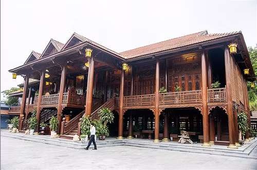 Ngôi sàn gỗ lim lớn nhất Việt Nam này vừa trang nhã, vừa chắc chắn với hệ thống cột trụ lên đến 64 cột.