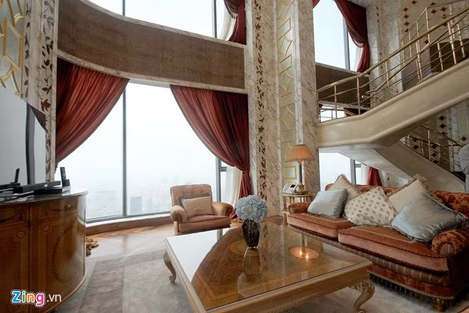 Tổng diện tích 313 m2, gồm hai phòng ngủ, một phòng khách, một phòng làm việc, phòng ăn và một nhà bếp.