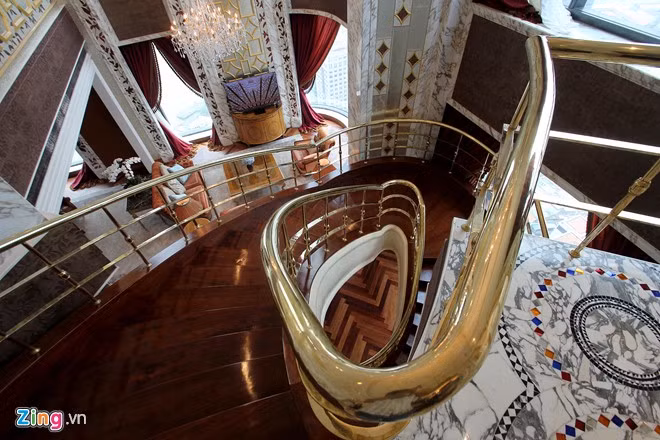 Trong phòng có cầu thang lên xuống giữa hai tầng với nhau.