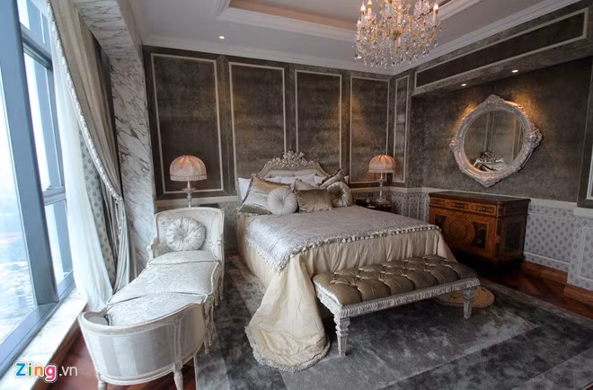 Phòng ngủ thứ nhất tại lầu dưới theo phong cách hoàng tộc, màu sắc nền nã.