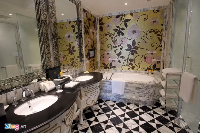 Phòng tắm và toilet được thiết kế nội thất có chút khác biệt so với lầu dưới.