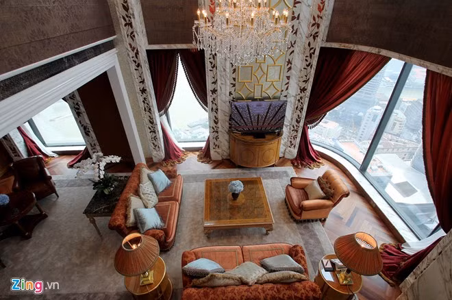 Đáng chú ý là dãy phòng tiêu chuẩn nguyên thủ tại tầng 38 và 39, giá cho thuê một đêm là 17.000 USD (tương đương với gần 400 triệu đồng). Trong ảnh, gian tiếp khách của phòng này, có tầm nhìn đẹp.