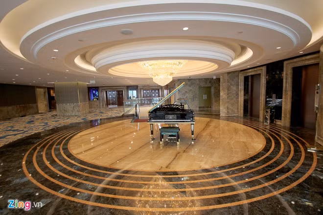 Khách sạn tọa lạc trên tầng cao bên trong tòa nhà Time Square, mặt tiền hướng ra đường Đồng Khởi và phố đi bộ Nguyễn Huệ (quận 1) được kênh CNN bình chọn là khách sạn mới hoành tráng nhất năm 2015.