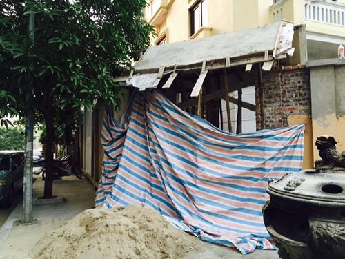 Theo Quyết định số 3278/QĐ-UB ngày 12/6/2003 của UBND TP Hà Nội do Phó Chủ tịch Lê Quý Đôn ký thì trong tổng số diện tích đất 57.862m2 để làm các nhà chung cư và biệt thự liền kề, có dành ra 2.715m2 đất để xây vườn hoa cây xanh và sân thể thao công cộng.