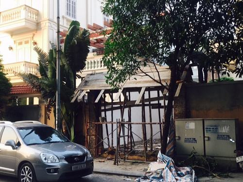 Tuy nhiên, trớ trêu thay là từ năm 2008 đến nay, chủ đầu tư đã chiếm dụng hết số diện tích 2.715m2 để làm 2 sân tennis và nhà hàng kinh doanh. Mặc dù qua nhiều cuộc thanh tra, họp tới họp lui, ban hành vô vàn văn bản... cuối cùng đến nay 2 sân tennis và nhà hàng kinh doanh vẫn “trơ gan cùng tuế nguyệt”.