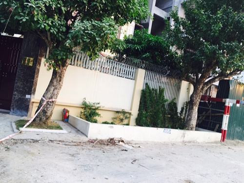 Tại một số biệt thự khác, một số chủ hộ cũng thả cửa chiếm dụng vỉa hè để trồng, bầy cây cảnh khiến người dân không thể đi lại trên vỉa hè.